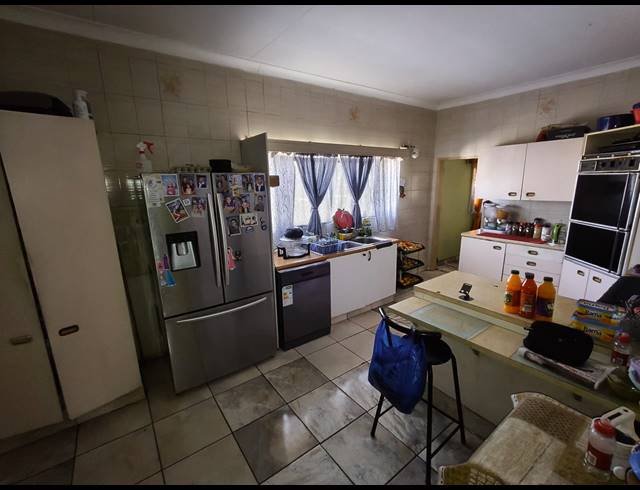 4 BEDROOM HOUSE FOR SALE IN OOS EINDE